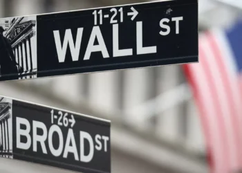 Wall Street encerra sem rumo dividida entre ações defensivas e tecnológicas