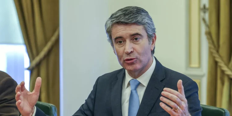 José Luís Carneiro diz que imigrantes da CPLP foram sujeitos a verificações de segurança