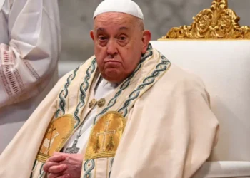 Arcebispo excomungado ataca Papa: “Terá de responder pelos crimes”