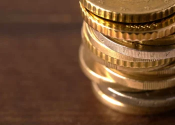 Euro cai e fica abaixo dos 1,10 dólares