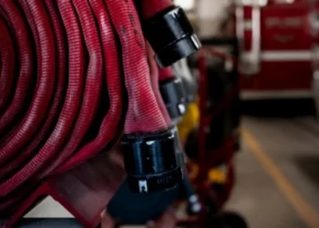 Jovem de 13 anos morre em fogo em Inglaterra. Outros 5 menores escaparam