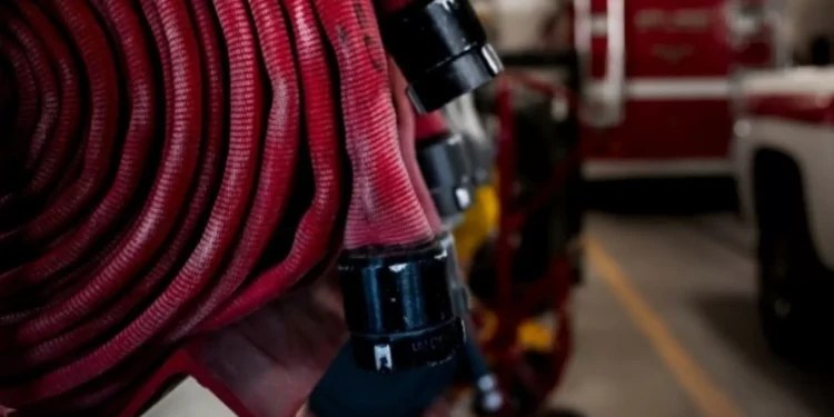 Jovem de 13 anos morre em fogo em Inglaterra. Outros 5 menores escaparam