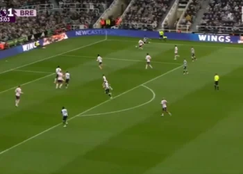 Intencional ou nem por isso? Este golo do Newcastle promete correr mundo