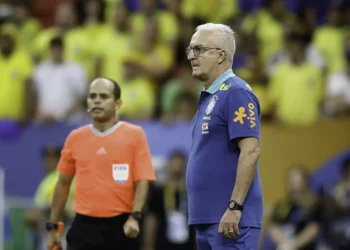 Dorival Júnior volta a ser prioridade no Corinthians após negativa de Tite