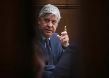 Centeno pede “estabilidade financeira” e alerta para “desaceleração da economia nos próximos trimestres”