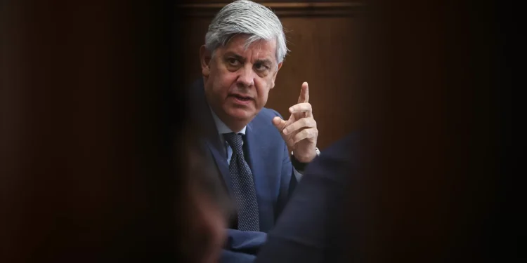 Centeno pede “estabilidade financeira” e alerta para “desaceleração da economia nos próximos trimestres”