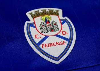 Adepto cuspiu em árbitro no Feirense-FC Porto B. Conheça a multa aplicada