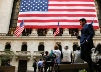 Wall Street fecha em forte baixa a acusar projeto de orçamento do governo Trump