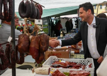 IL numa feira deserta, com farpas à AD e elogios a Passos Coelho