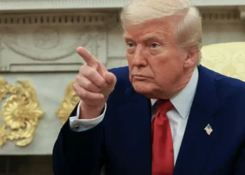 Donald Trump ameaça com sanções económicas quem comprar petróleo ao Irão