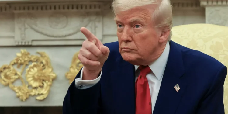 Donald Trump ameaça com sanções económicas quem comprar petróleo ao Irão