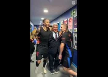 De cerveja na mão, Raphinha foi ‘buscar’ Laporta para a festa do Barça