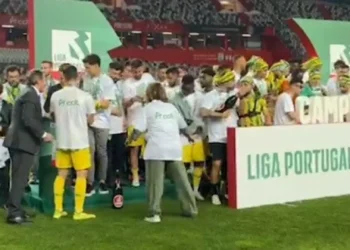 O momento em que o Tondela levanta o troféu de campeão da II Liga