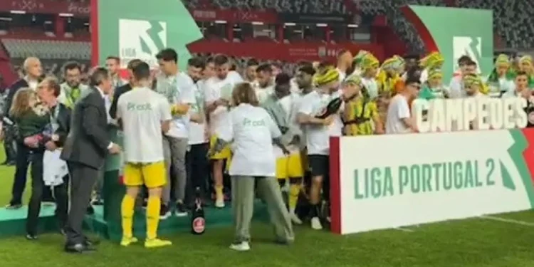 O momento em que o Tondela levanta o troféu de campeão da II Liga