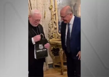Alckmin brinca com entrega de camisa do Santos ao papa: “Agora vai”