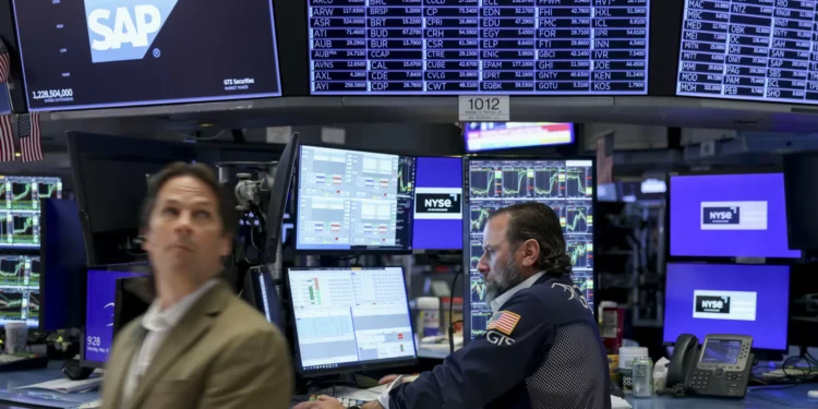 Wall Street fecha semana em alta à espera de novidades na frente comercial