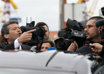 Foto do dia. Ventura recebido com protestos da comunidade cigana (outra vez)