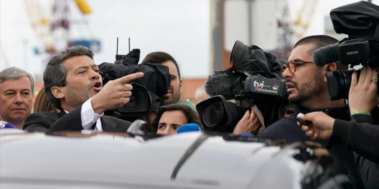 Foto do dia. Ventura recebido com protestos da comunidade cigana (outra vez)