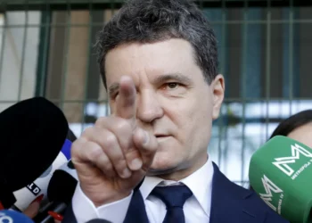 Roménia. Pró-europeu Nicusor Dan passa à 2.ª volta com George Simion