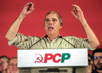Líder do PCP considera que novo Governo já tem PS para lhe “dar a mão”