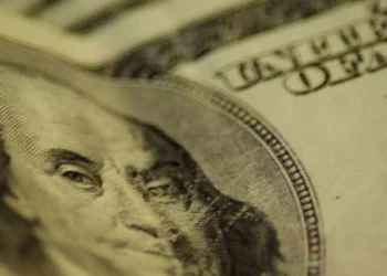 Euro volta a subir e mantém-se nos 1,12 dólares