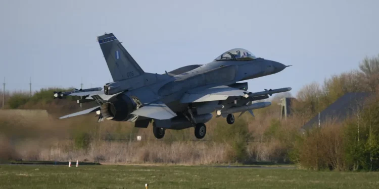 Ucrânia: EUA aprovam venda a Kyiv de peças para caças F-16