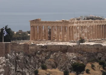 Anúncio da Adidas junto à Acrópole irrita a Grécia. Marca será processada