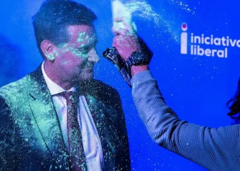 Comício de liberais, dejá vu da tinta verde e o namoro com a AD