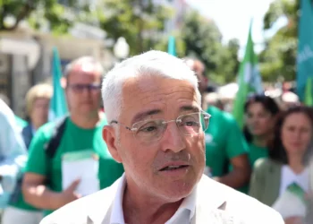 Nem à esquerda, nem à direita. O deputado do JPP quer ficar sentado entre o PS e o PAN