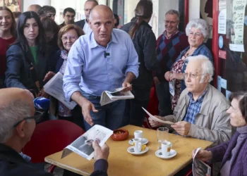 ​Comércio que fecha, jovens que emigram. O país que Raimundo vai encontrando