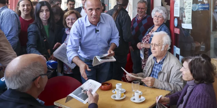 Comércio que fecha, jovens que emigram. O país que Raimundo vai encontrando