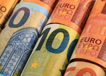 Euro sobe face ao dólar após três sessões a perder