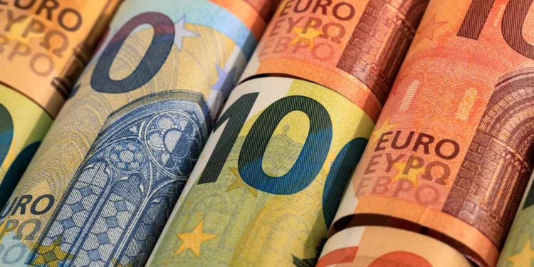 Euro sobe face ao dólar após três sessões a perder