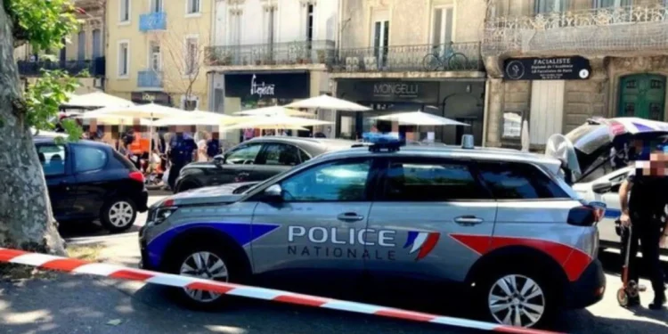 Vários feridos após idoso de 93 anos embater em esplanada em França