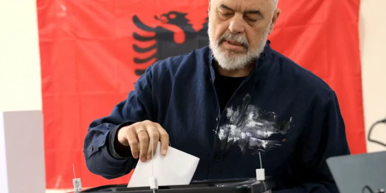 Sondagem dá vitória a partido do primeiro-ministro na Albânia