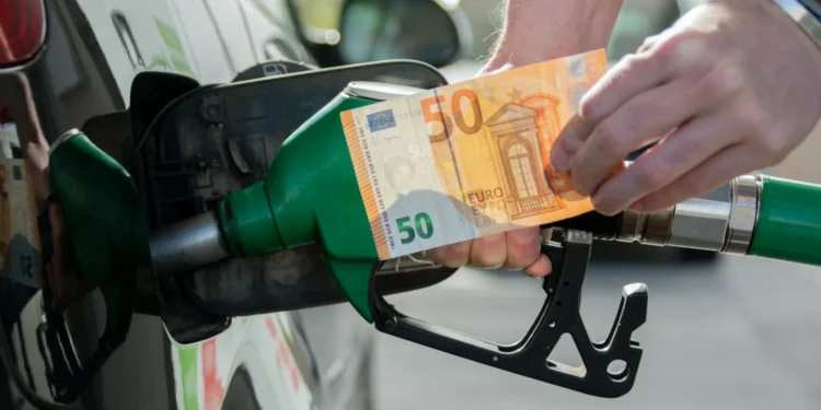 Há mexidas nos preços dos combustíveis amanhã. É com isto que deve contar