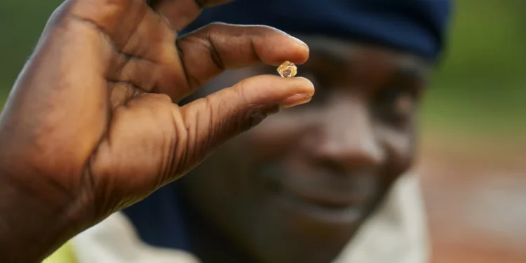 Angola vai leiloar 17 pedras de diamantes equivalentes a 10,80 quilates