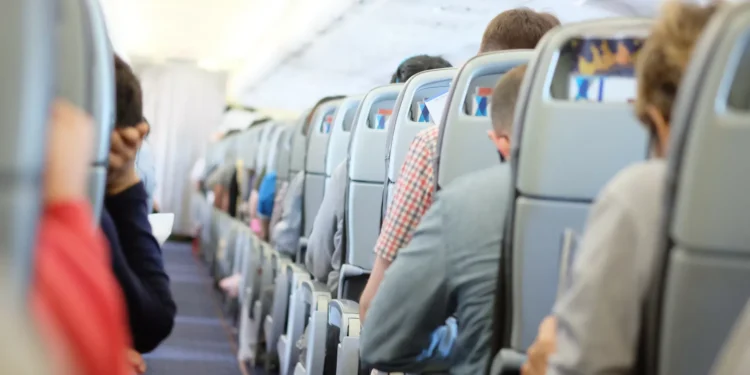 EUA. Finge ser comissário de bordo e consegue mais de 120 voos gratuitos