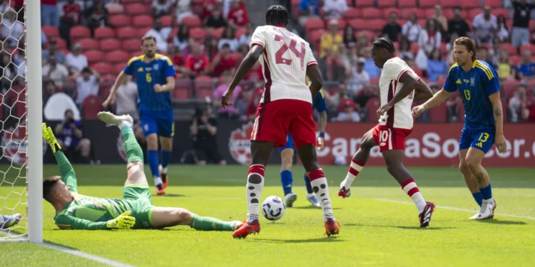 Eustáquio ‘arrasa’ Trubin no duelo entre Canadá e Ucrânia