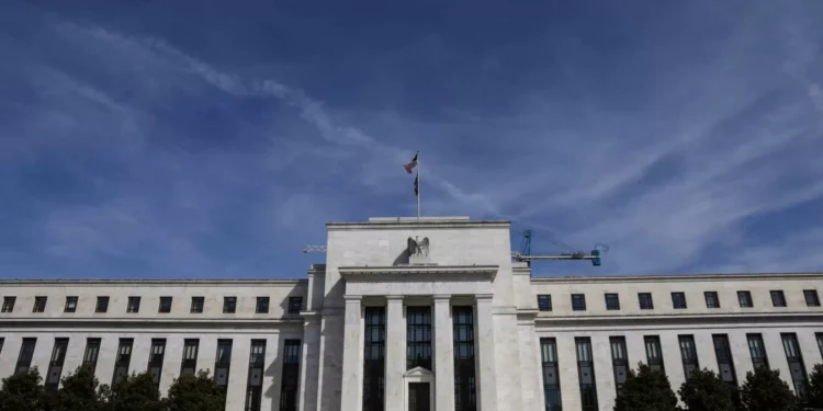 Fed revê crescimento da economia dos EUA e antecipa inflação elevada