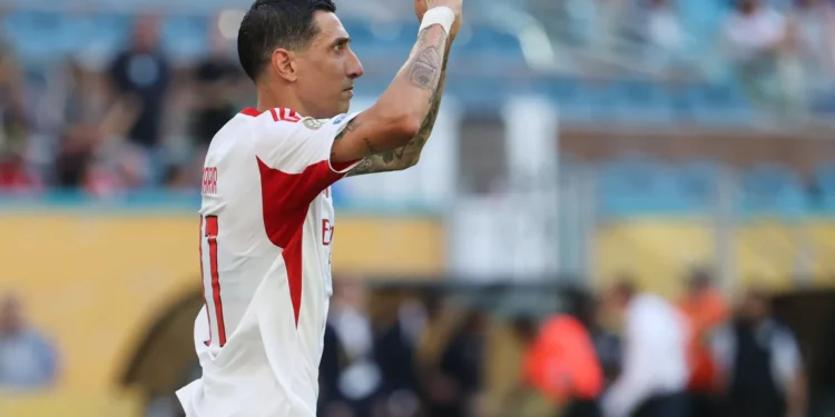 Di María após o Boca Juniors-Benfica: “O árbitro permitiu muita patada”