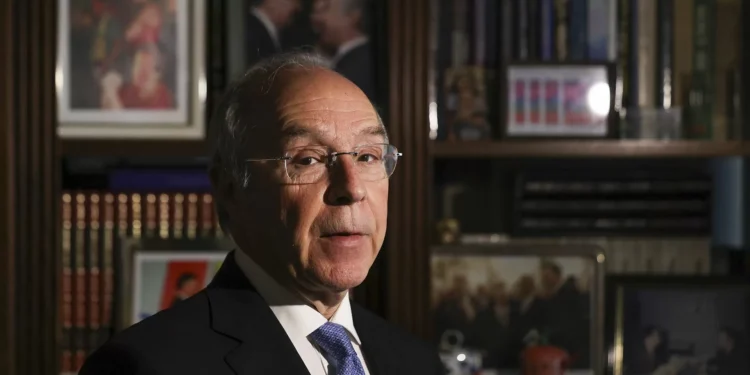 Marques Mendes quer mudança na lei que permita voto postal no estrangeiro