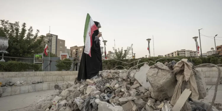 Autoridades iranianas reabrem espaço aéreo na metade oriental