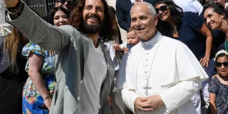 Papa Leão XIV tira foto com ‘Jesus’ e partilha-a nas redes. “Icónico”