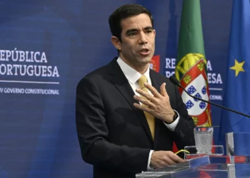 Governo afasta despedimentos e corte de vencimentos com reforma do Estado