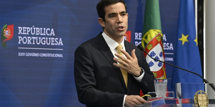 Governo afasta despedimentos e corte de vencimentos com reforma do Estado