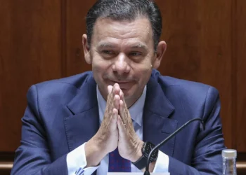 Governo critica “apagão político” que arrastou país para eleições. Moção de rejeição chumbada