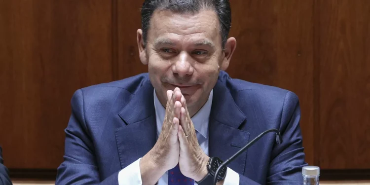 Governo critica “apagão político” que arrastou país para eleições. Moção de rejeição chumbada