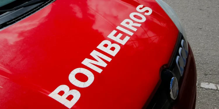 Dois bombeiros feridos em incêndio em imóvel devoluto no Estoril