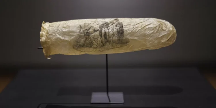 Museu em Amesterdão expõe preservativo raro com 200 anos